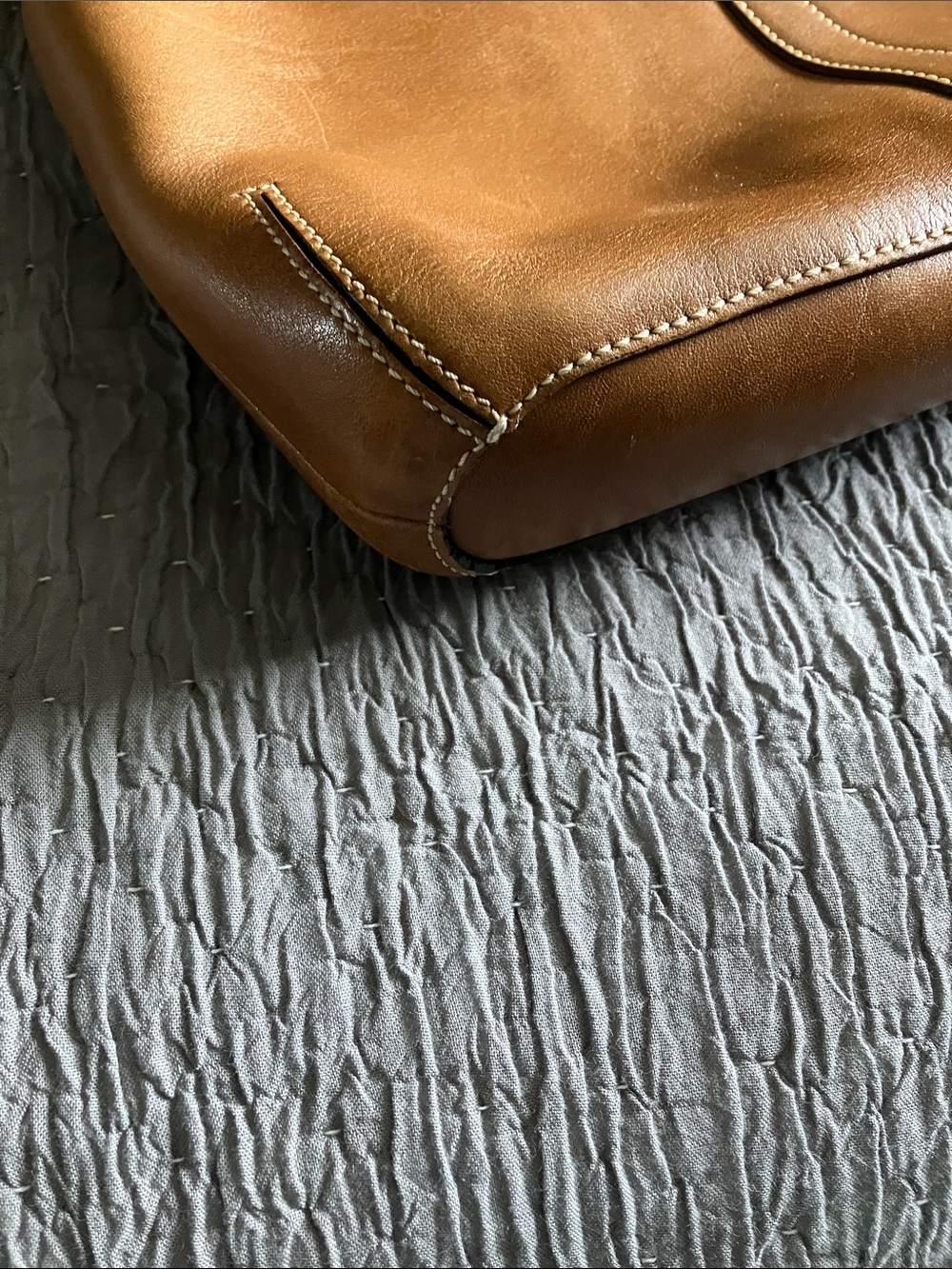 COACH. Vintage Leather Slim Duffle Bag in Tan with Brass Hardware. Great Shape! - Picture 4 of 16